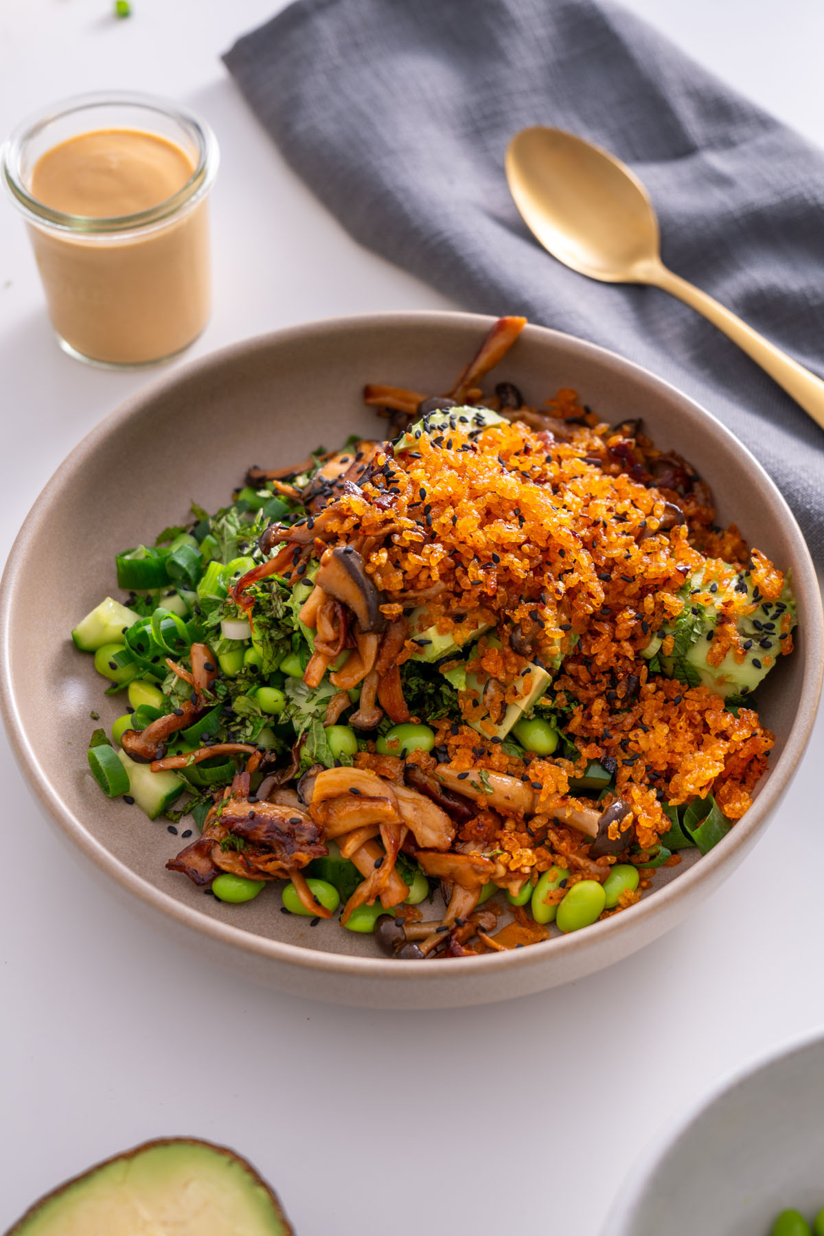 Salade de riz croustillant aux champignons gochujang — Plantbaes